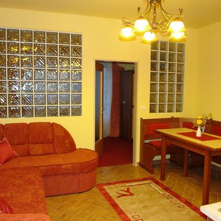 Holdlux Apartmanok Sarvar Bagian luar foto
