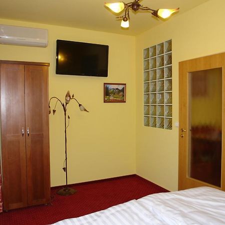 Holdlux Apartmanok Sarvar Bagian luar foto