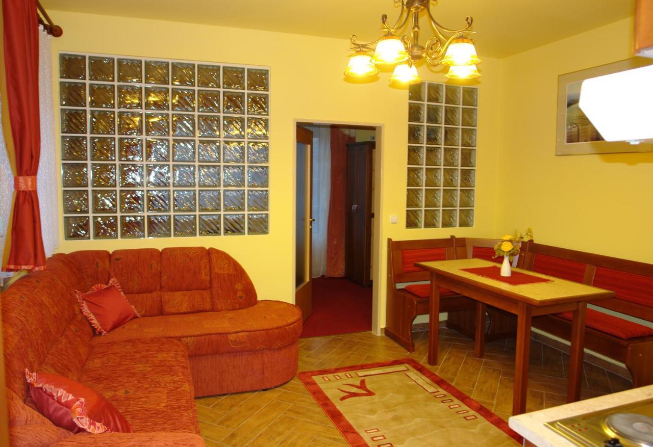 Holdlux Apartmanok Sarvar Bagian luar foto