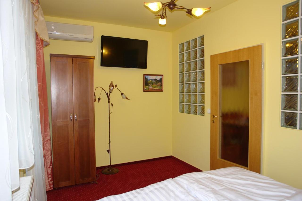 Holdlux Apartmanok Sarvar Bagian luar foto