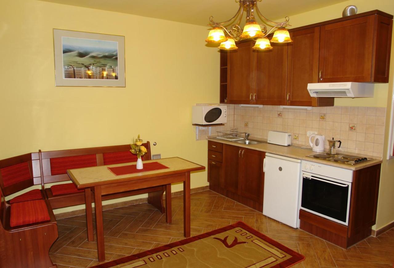 Holdlux Apartmanok Sarvar Bagian luar foto