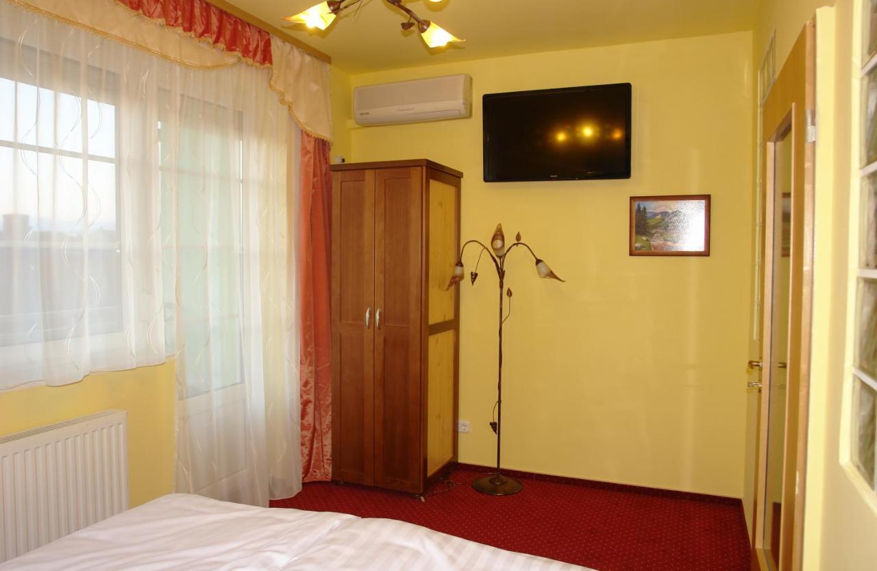 Holdlux Apartmanok Sarvar Bagian luar foto