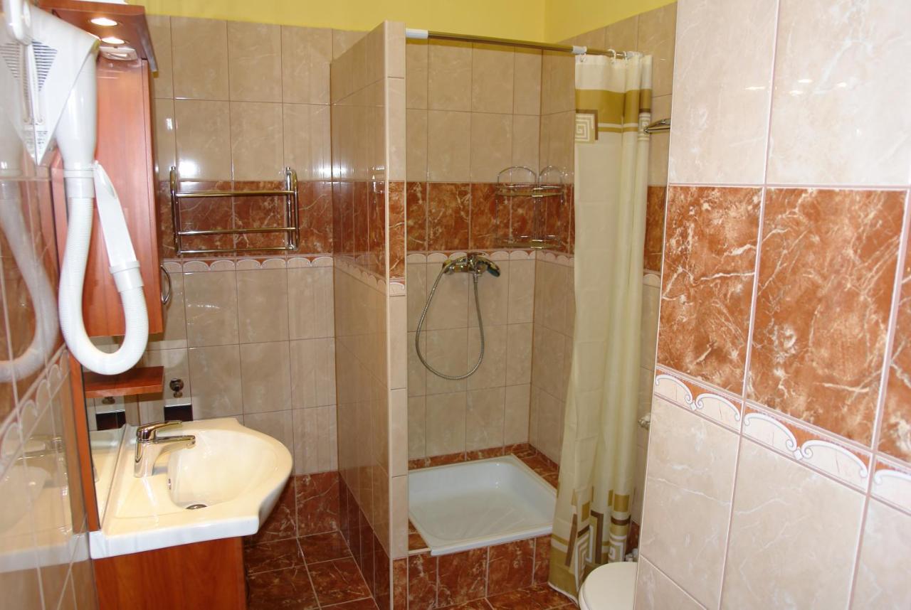 Holdlux Apartmanok Sarvar Bagian luar foto