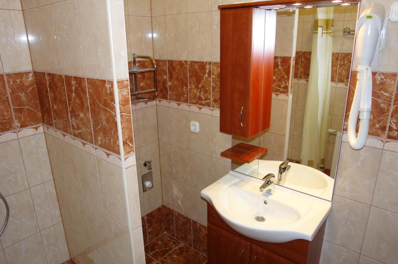 Holdlux Apartmanok Sarvar Bagian luar foto