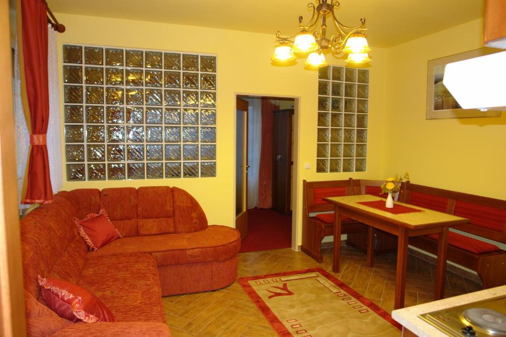 Holdlux Apartmanok Sarvar Bagian luar foto