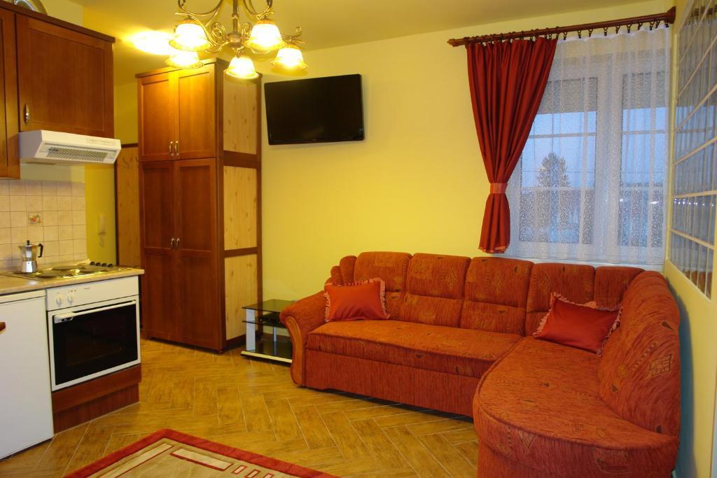 Holdlux Apartmanok Sarvar Ruang foto