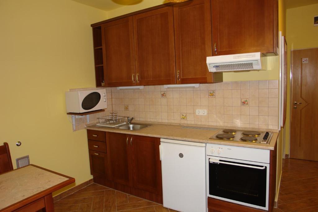 Holdlux Apartmanok Sarvar Ruang foto