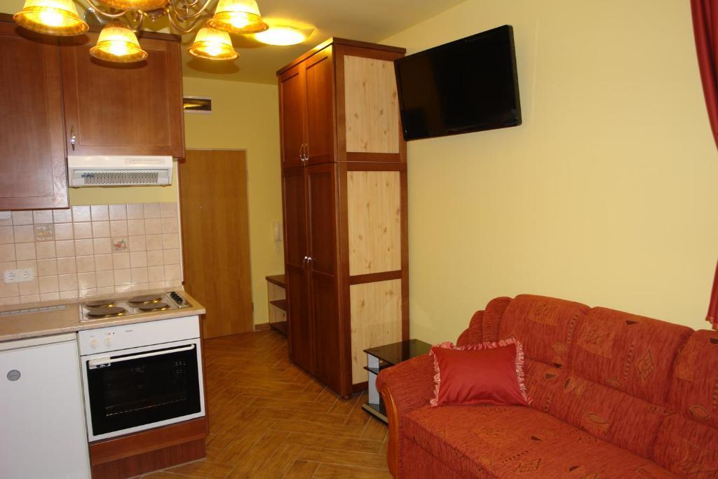 Holdlux Apartmanok Sarvar Ruang foto