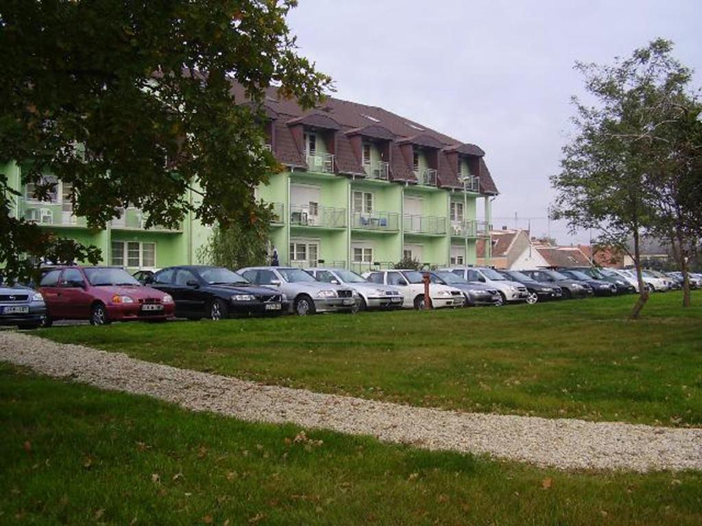 Holdlux Apartmanok Sarvar Bagian luar foto