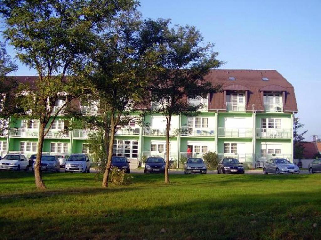 Holdlux Apartmanok Sarvar Bagian luar foto