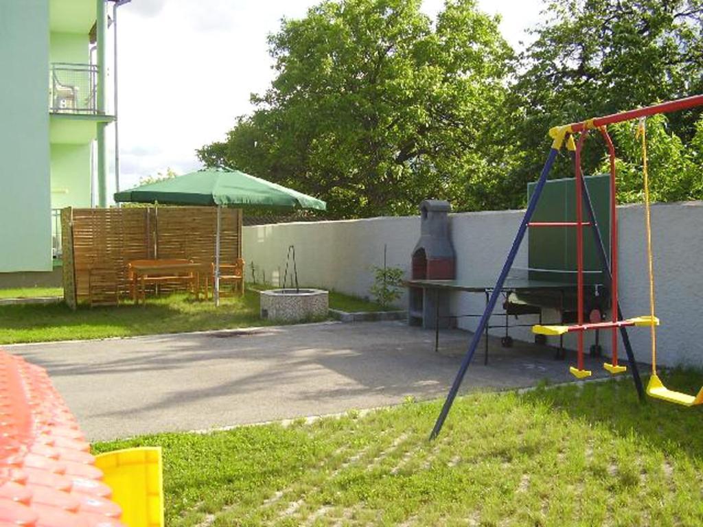 Holdlux Apartmanok Sarvar Bagian luar foto