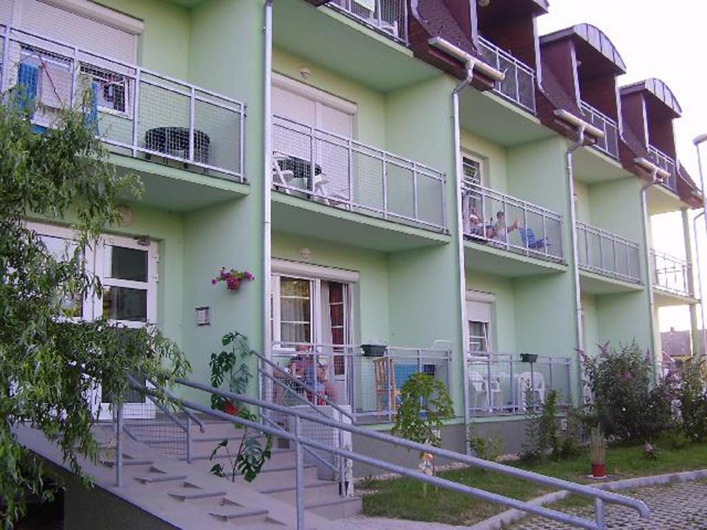 Holdlux Apartmanok Sarvar Bagian luar foto