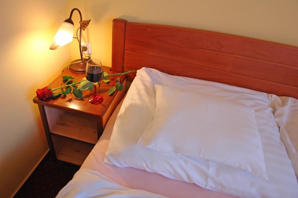 Holdlux Apartmanok Sarvar Bagian luar foto