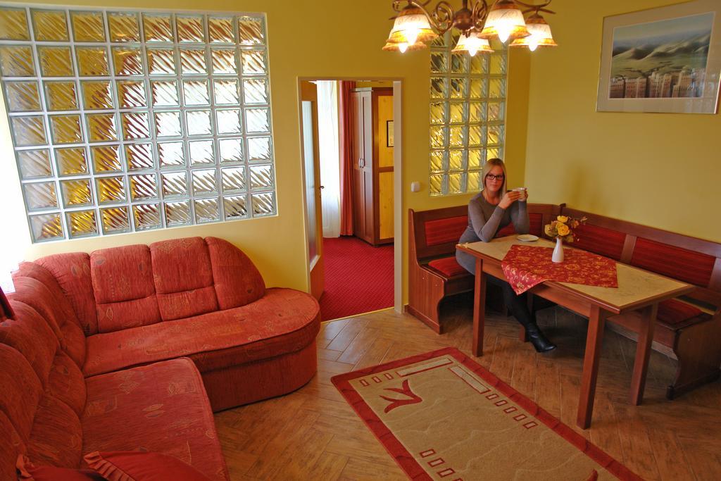 Holdlux Apartmanok Sarvar Bagian luar foto