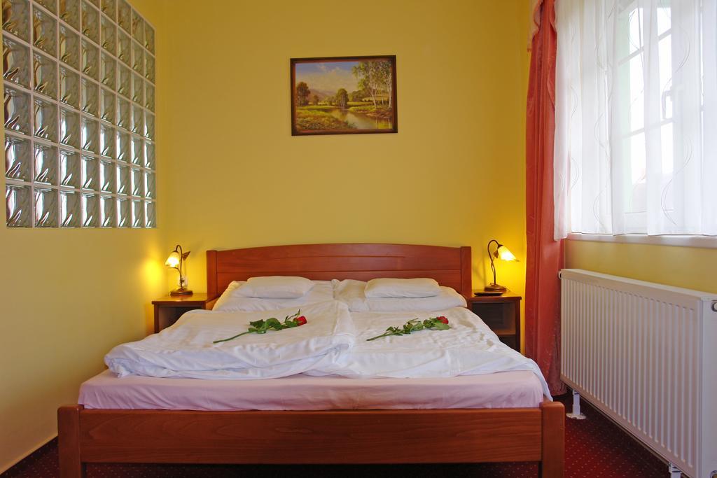 Holdlux Apartmanok Sarvar Bagian luar foto