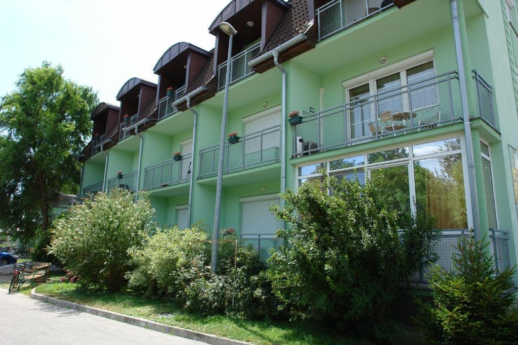 Holdlux Apartmanok Sarvar Bagian luar foto
