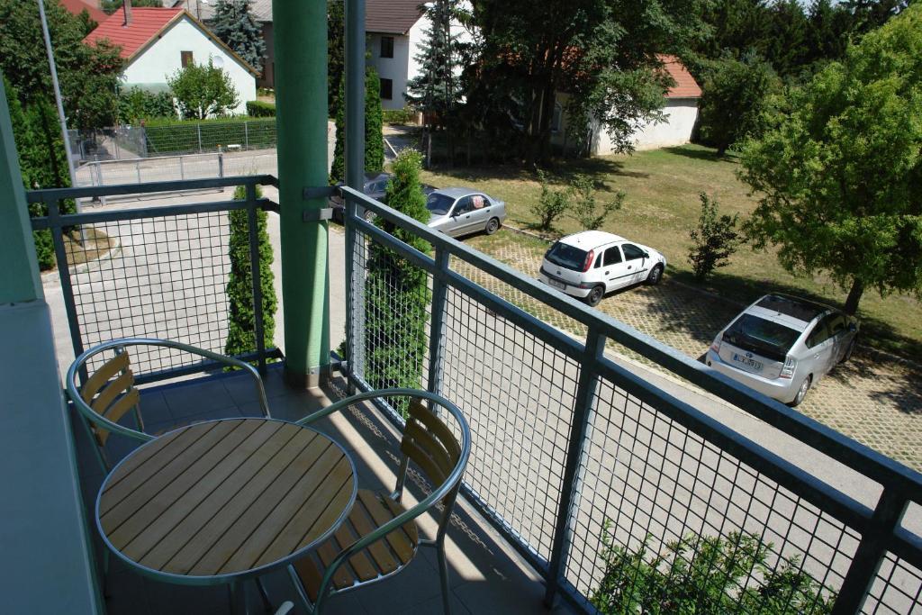 Holdlux Apartmanok Sarvar Ruang foto