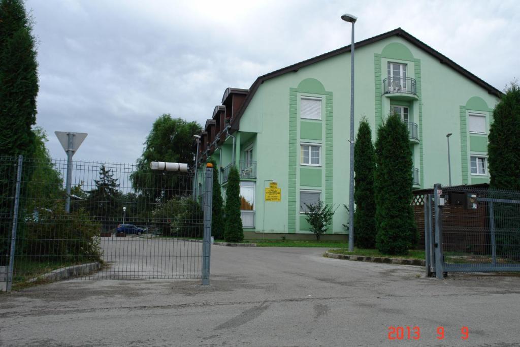 Holdlux Apartmanok Sarvar Bagian luar foto